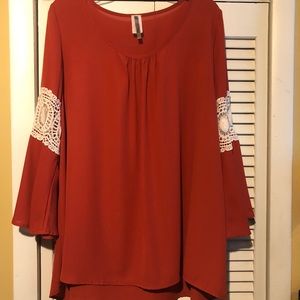 Only worn once for pictures, cute and flowy top